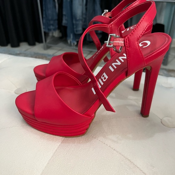 Gianni Bini Vibrant Red Platform Heels - Picture 1 of 2